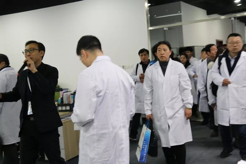 与会观众参观鑫开元 与会观众参观鑫开元
